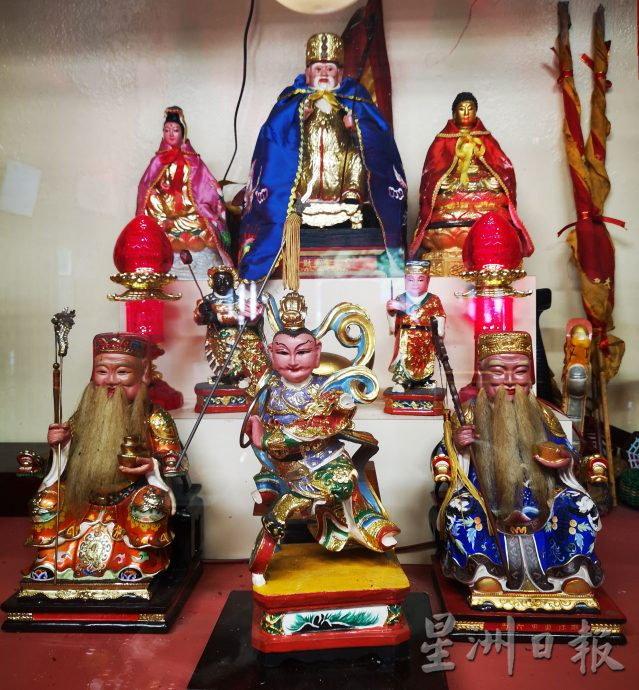 （古城封底文）《庙堂之旅》近200年老庙曲江庙 因位处弯弯曲曲小溪旁而命名 伯公左手持拐杖右手握元宝与众不同