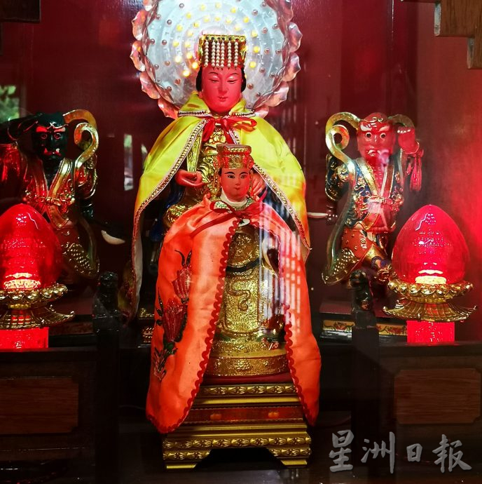 （古城封底文）《庙堂之旅》近200年老庙曲江庙 因位处弯弯曲曲小溪旁而命名 伯公左手持拐杖右手握元宝与众不同