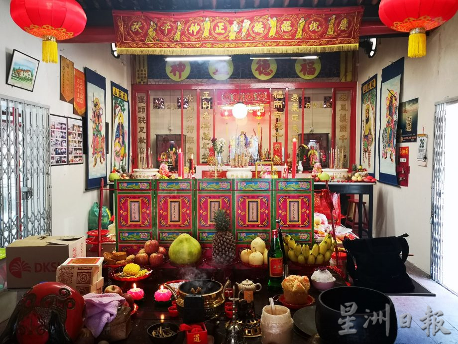 （古城封底文）《庙堂之旅》近200年老庙曲江庙 因位处弯弯曲曲小溪旁而命名 伯公左手持拐杖右手握元宝与众不同