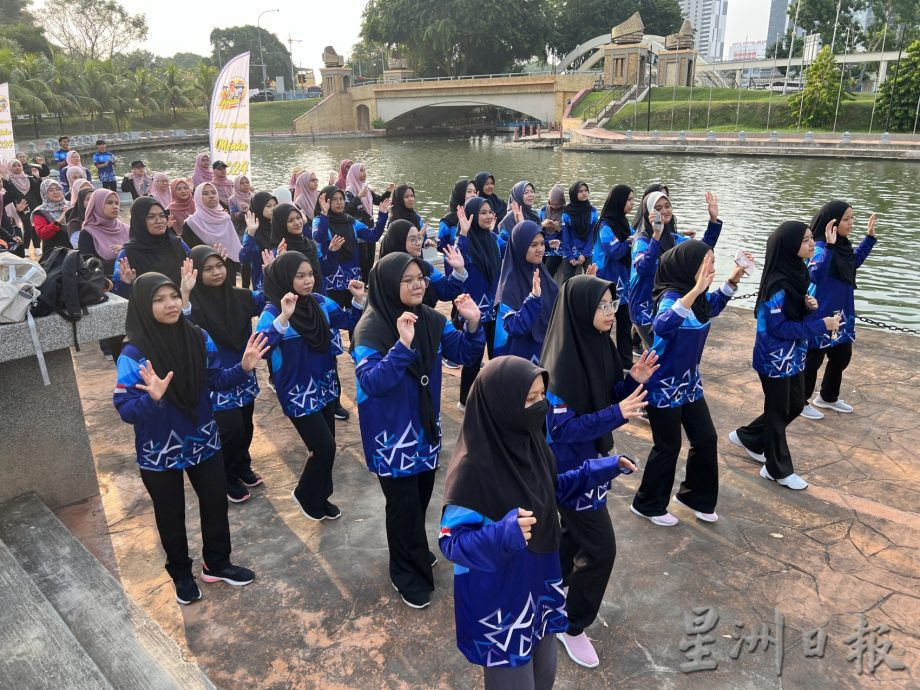 （古城封面主文）1200人清洁甲河·为2024旅游年热身