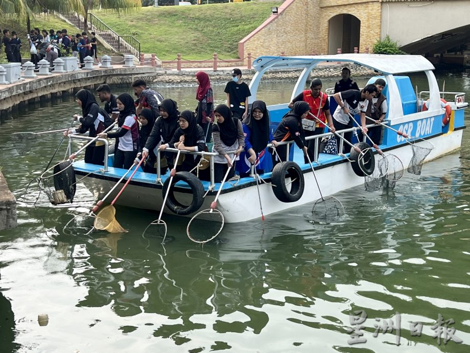 (古城封面主文)1200人清洁甲河·为2024旅游年热身