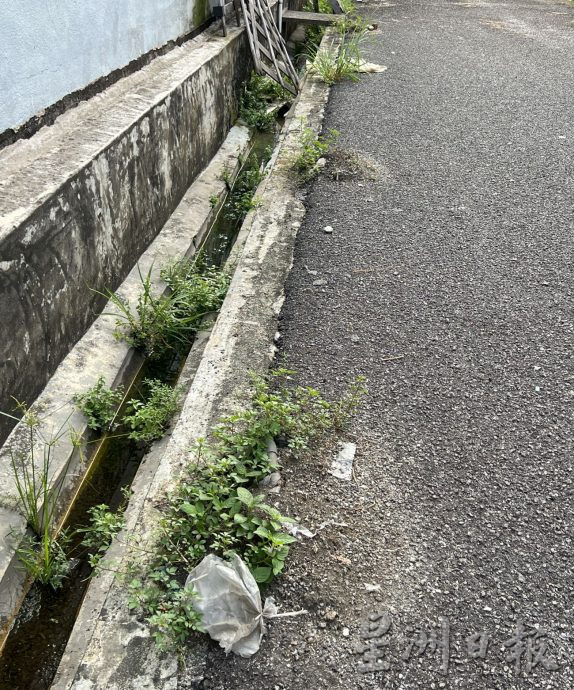 (古城封面主文)商家面对清沟及收垃圾工友的不配合 默迪卡柏迈5路商业区卫生欠佳