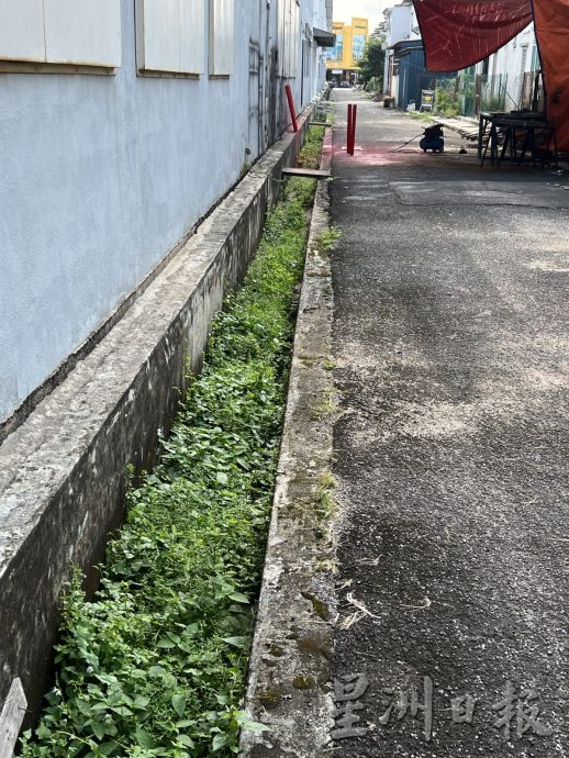 (古城封面主文)商家面对清沟及收垃圾工友的不配合 默迪卡柏迈5路商业区卫生欠佳