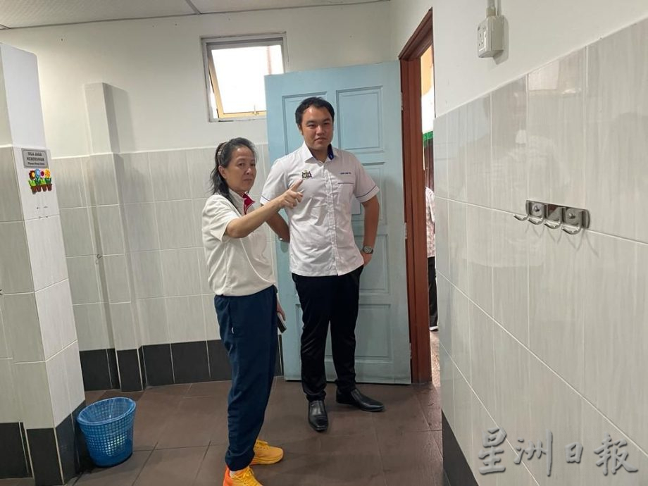 （古城封面副文）爱极乐华小学前班窗遭白蚁侵蚀 郭子毅拨款维修