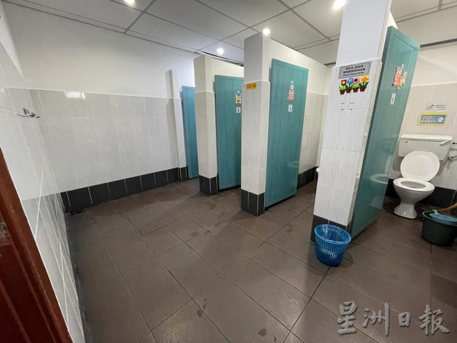 （古城封面副文）爱极乐华小学前班窗遭白蚁侵蚀 郭子毅拨款维修