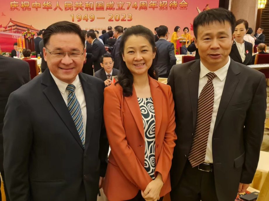 (古城版)颜天禄应邀赴华参加中国74周年国庆招待会