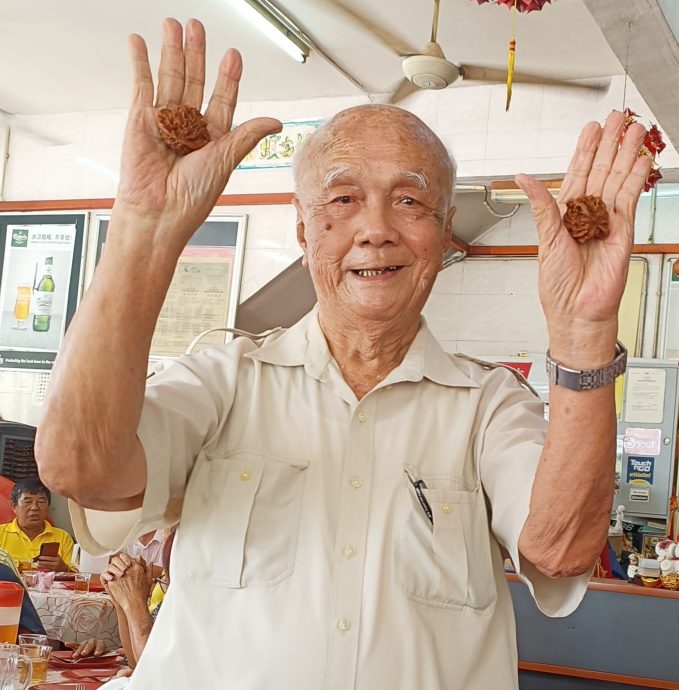 (古城第七版主文)多捏核桃, 少滑手机