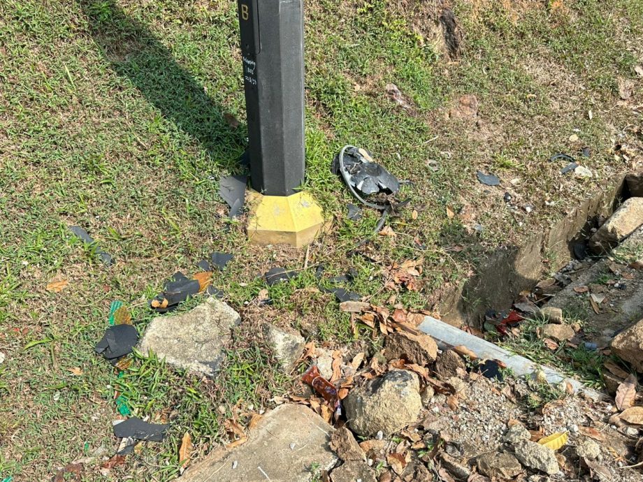 （古城第三版主文）交通灯柱被撞断待更换 邓永森促提高警惕