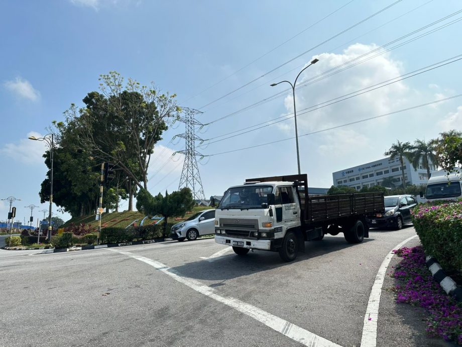 （古城第三版主文）交通灯柱被撞断待更换 邓永森促提高警惕