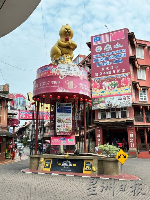 (古城第三版主文)甲旅游区垃圾处处 陈炜建提醒垃圾虫将被罚款500令吉