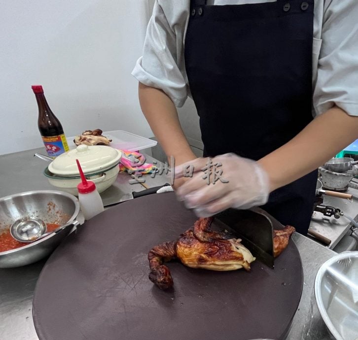 (古城第二版主文)敬业乐业——青年不断钻研烹饪厨艺提升自己