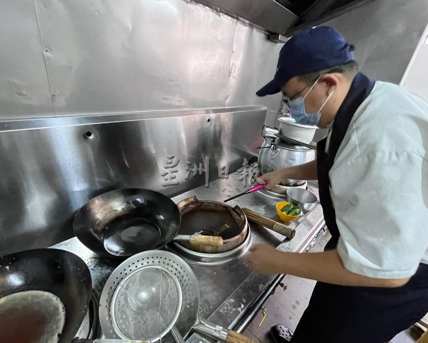 (古城第二版主文)敬业乐业——青年不断钻研烹饪厨艺提升自己