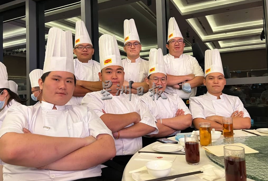 (古城第二版主文)敬业乐业——青年不断钻研烹饪厨艺提升自己