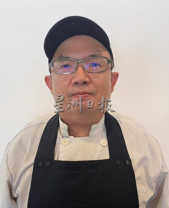 (古城第二版主文)敬业乐业——青年不断钻研烹饪厨艺提升自己