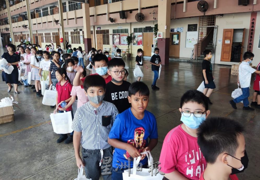 （古城第二版主文）校长装扮小飞侠人偶与同学共庆儿童节