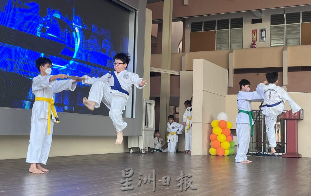 （古城第二版主文）校长装扮小飞侠人偶与同学共庆儿童节