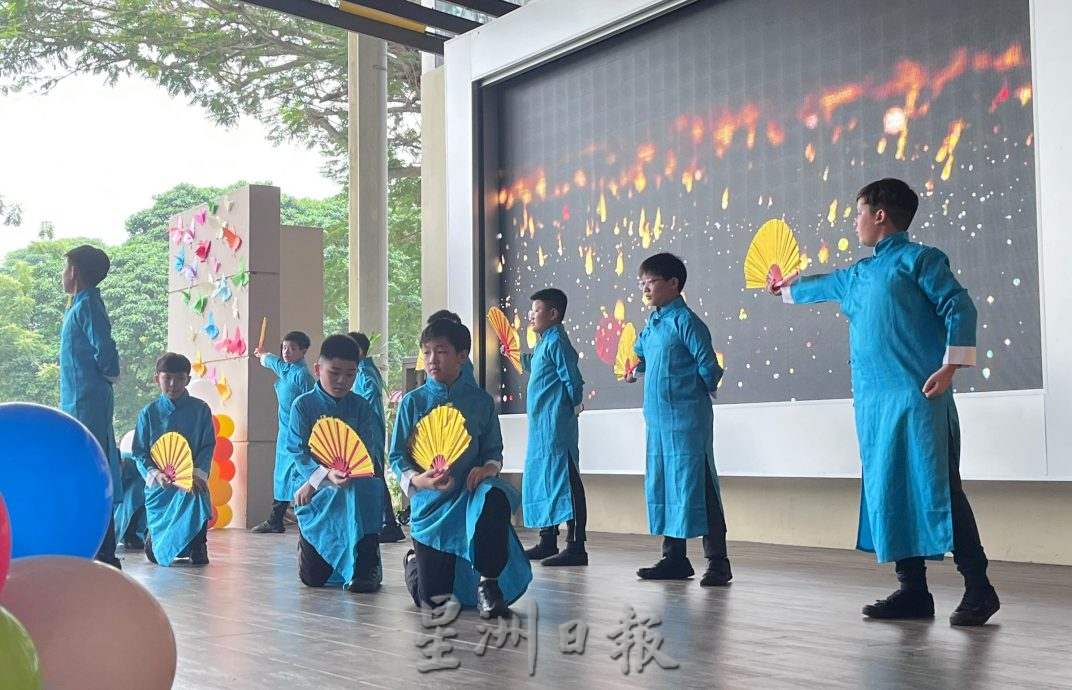 （古城第二版主文）校长装扮小飞侠人偶与同学共庆儿童节