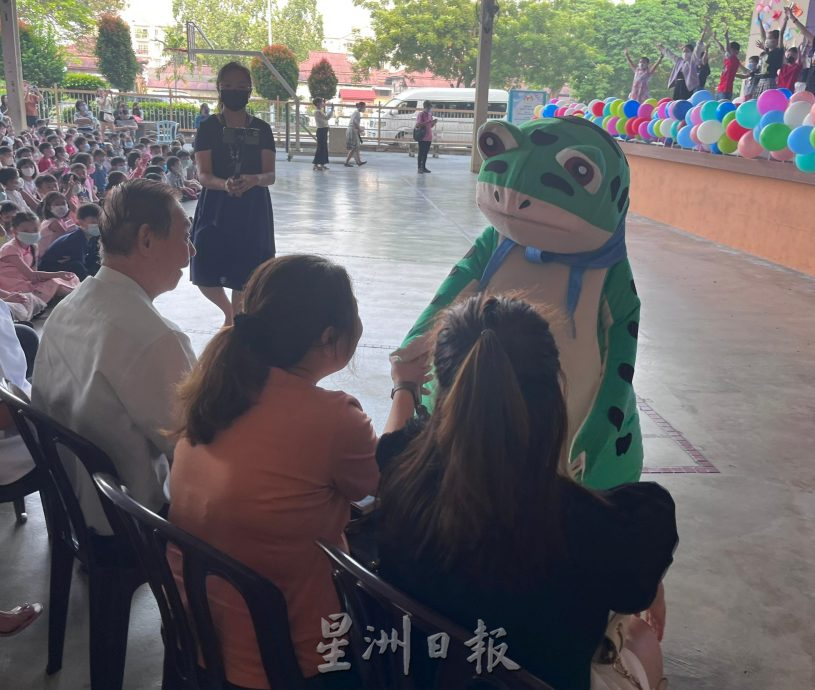 （古城第二版主文）校长装扮小飞侠人偶与同学共庆儿童节