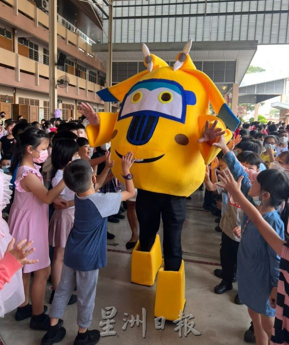 （古城第二版主文）校长装扮小飞侠人偶与同学共庆儿童节