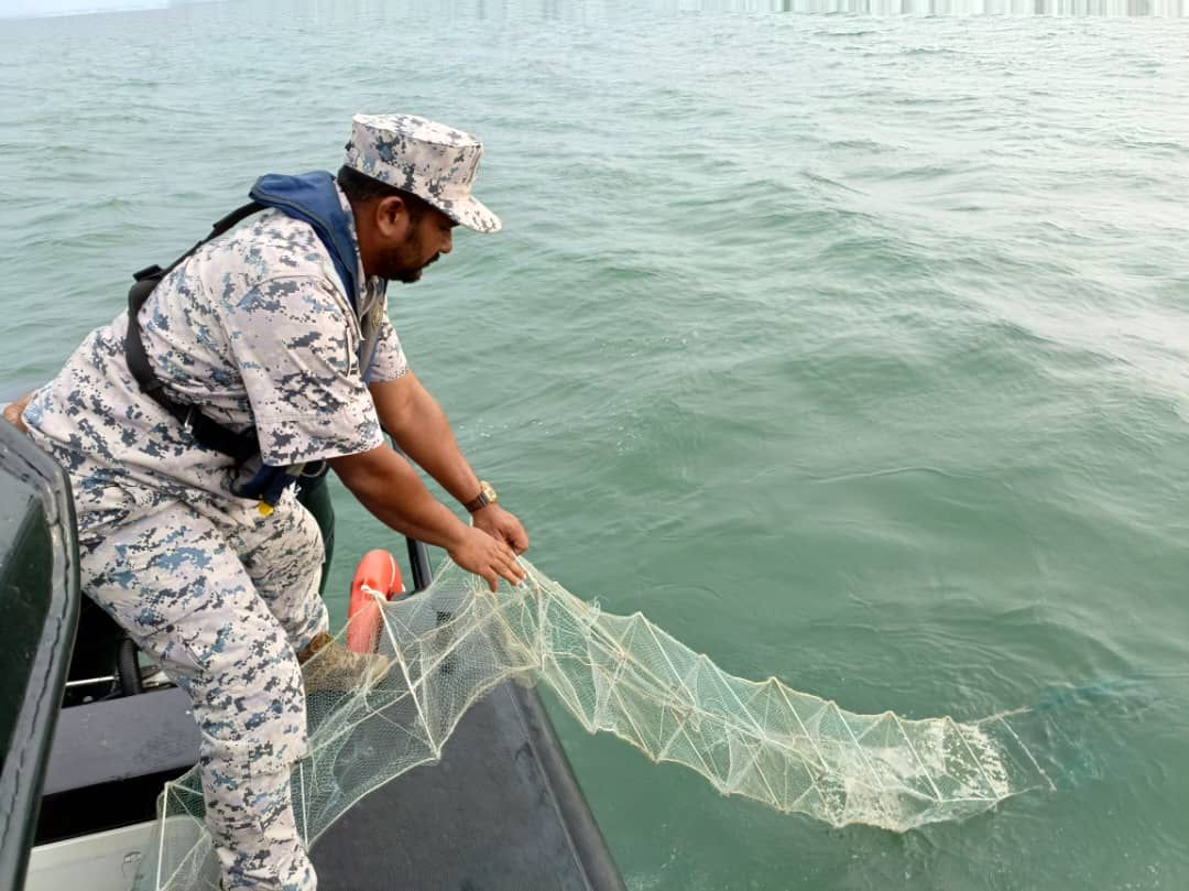 (大北馬)吉打港口海事執法機構從班茶到吉打港口海域巡邏執法,起獲160套非法作業的蜈蚣筌(Bubu Naga),價值約2萬令吉。