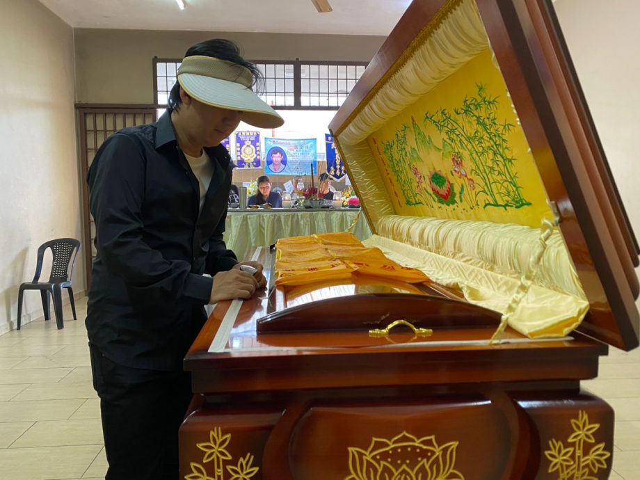 (大北马)张文辉举殡,阿牛、黄一飞、黄文升等灵前献唱《我们一家都是人》,以歌送别这位好朋友。