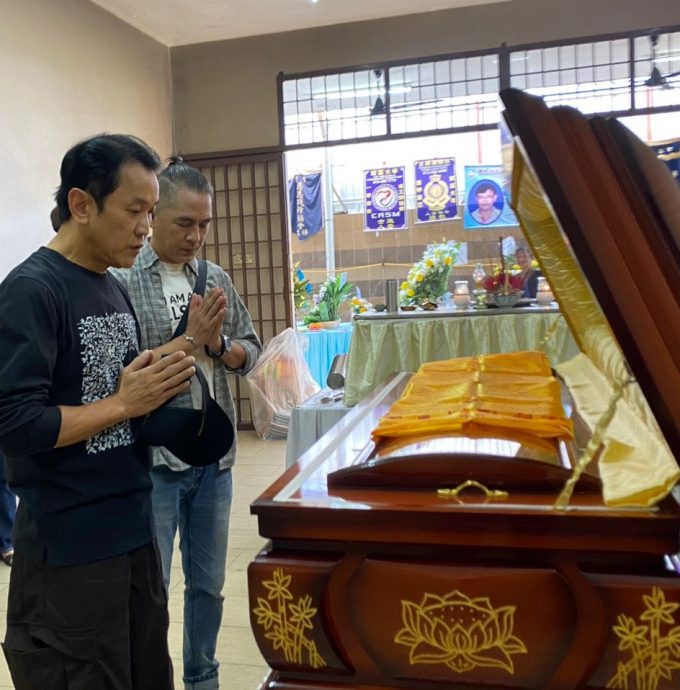 (大北马)张文辉举殡,阿牛、黄一飞、黄文升等灵前献唱《我们一家都是人》,以歌送别这位好朋友。