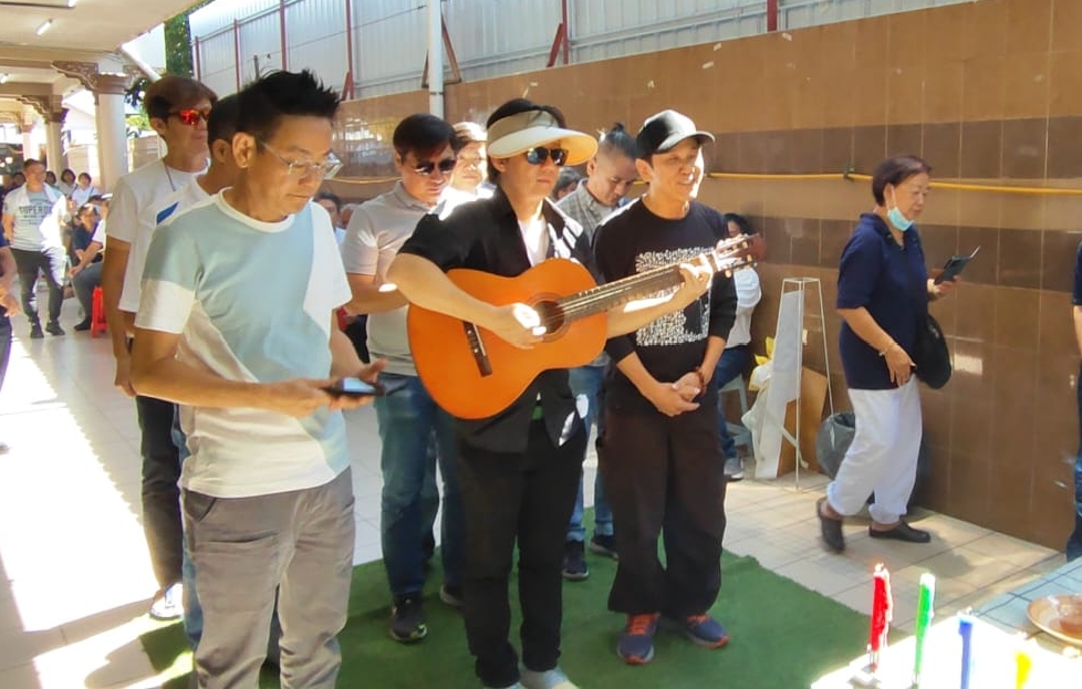 (大北马)张文辉举殡,阿牛、黄一飞、黄文升等灵前献唱《我们一家都是人》,以歌送别这位好朋友。