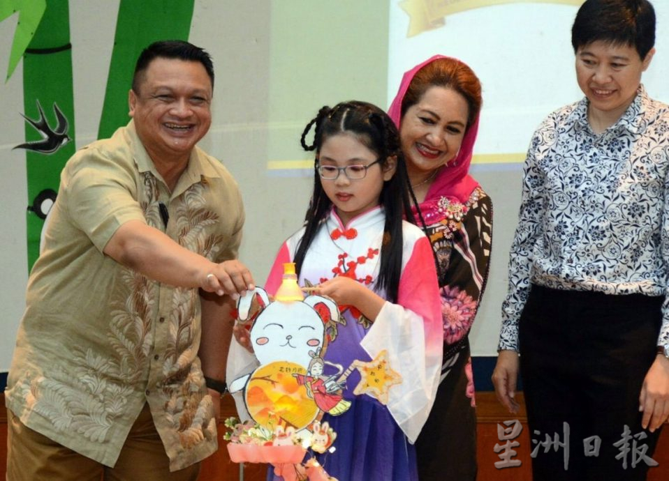 （大北马）玻王储嘱州民各族团结共处，互相尊重，如中秋节寓意团结团圆