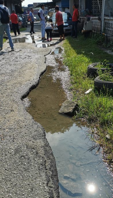 (已签发)柔:八哩半新村道路坑坑洼洼 玛丽娜:市政厅明年第一季度全面整修