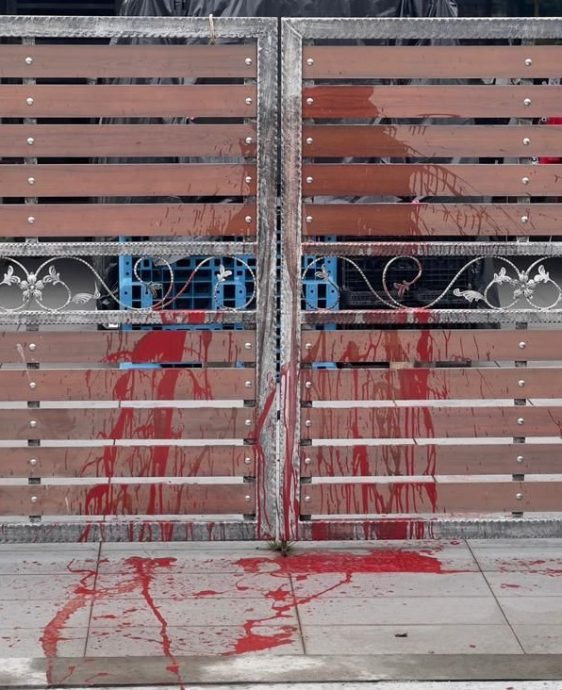 (已签发)柔:前屋主欠大耳窿债 现任屋主当灾被泼红漆