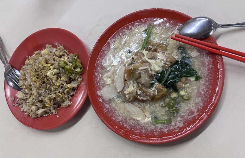 (已签发)柔:狮城二三事头条:七旬摊贩20年只起价1新元 炒饭炒河粉每盘仅3新元