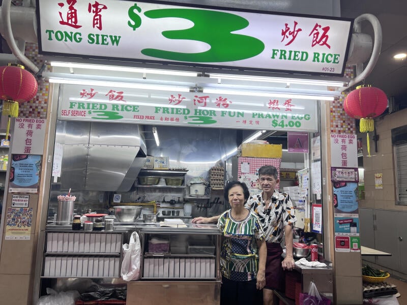 (已签发)柔:狮城二三事头条:七旬摊贩20年只起价1新元 炒饭炒河粉每盘仅3新元
