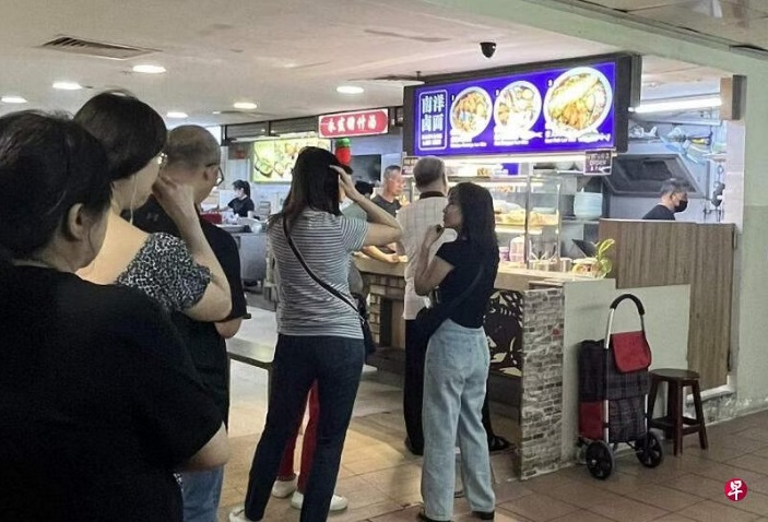 (已签发)柔:狮城二三事头条:狮城面摊人手不足 摊贩让顾客自行付款找钱