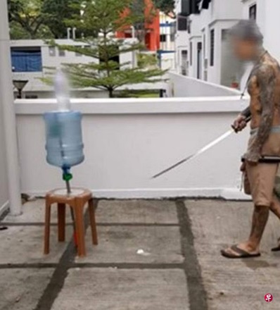 (已签发)柔:狮城二三事:上载挥舞武士刀视频 狮城警方上门逮捕1男子