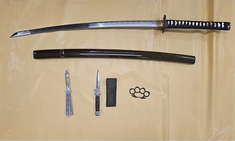 (已签发)柔:狮城二三事:上载挥舞武士刀视频 狮城警方上门逮捕1男子