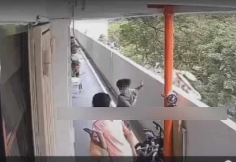 (已签发)柔:狮城二三事:与姐走廊玩耍 男童先丢石头 再将脚车丢下楼