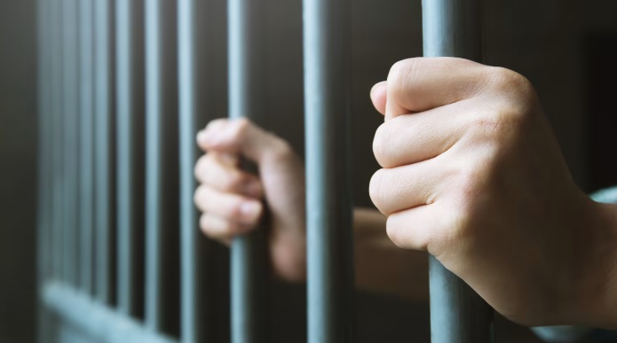 (已签发)柔:狮城二三事:提款机旁抢走老妇刚取出的现款 失业汉被判坐牢13个月