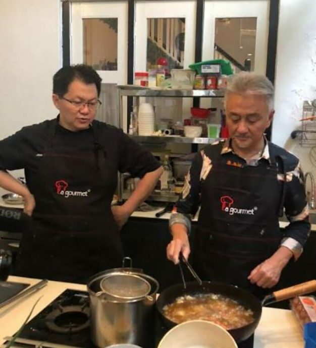 (已签发)柔:狮城二三事:演小贩学烹饪 吴岱融被螃蟹壳刺伤