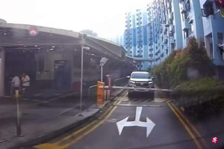 (已签发)柔:狮城二三事:疑为避付停车费 大马车紧贴狮城车