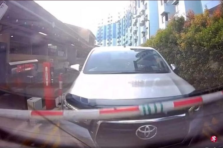 (已签发)柔:狮城二三事:疑为避付停车费 大马车紧贴狮城车
