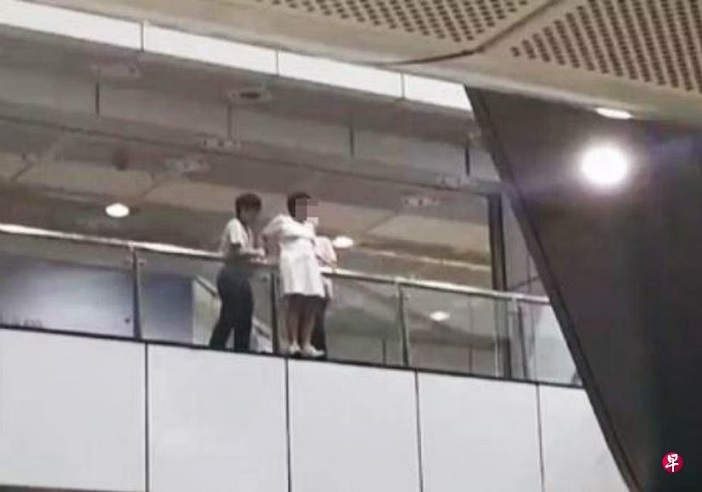 （已签发）柔：狮城二三事：疑多美歌地铁站闹轻生   女子获救送院被捕