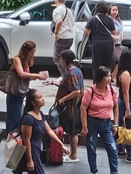 (已签发)柔:狮城二三事:称没钱搭车吃饭 乌节路“时髦妇”沿街乞讨