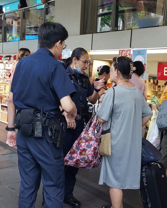 (已签发)柔:狮城二三事:称没钱搭车吃饭 乌节路“时髦妇”沿街乞讨