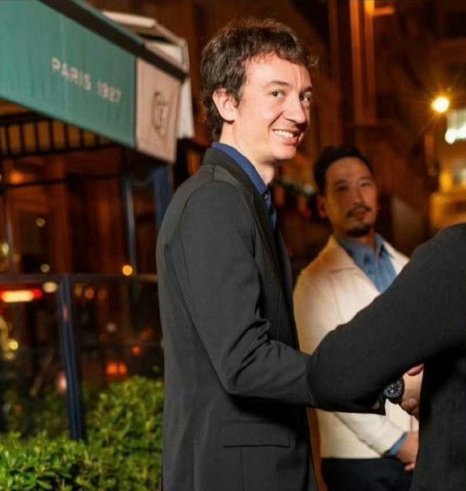 Lisa挨骂当第三者? 素颜与绯闻男友共进晚餐