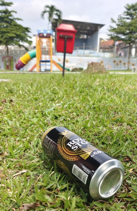 NS主文/遍地垃圾 惟垃圾桶空荡荡,万茂新村村长:看好好扔!