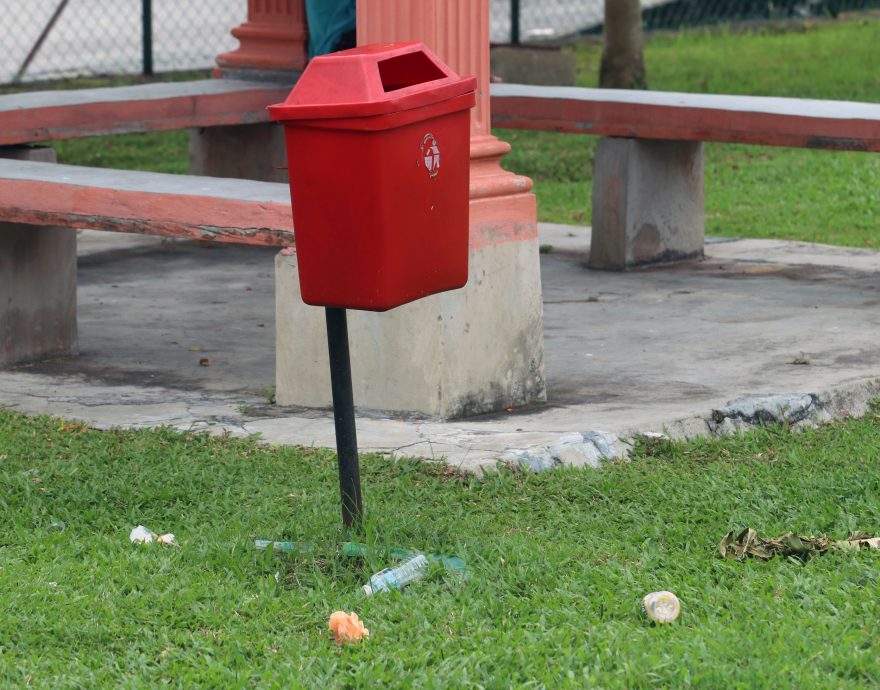 NS主文/遍地垃圾 惟垃圾桶空荡荡,万茂新村村长:看好好扔!