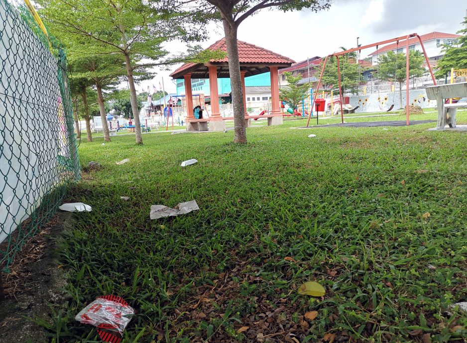 NS主文/遍地垃圾 惟垃圾桶空荡荡,万茂新村村长:看好好扔!