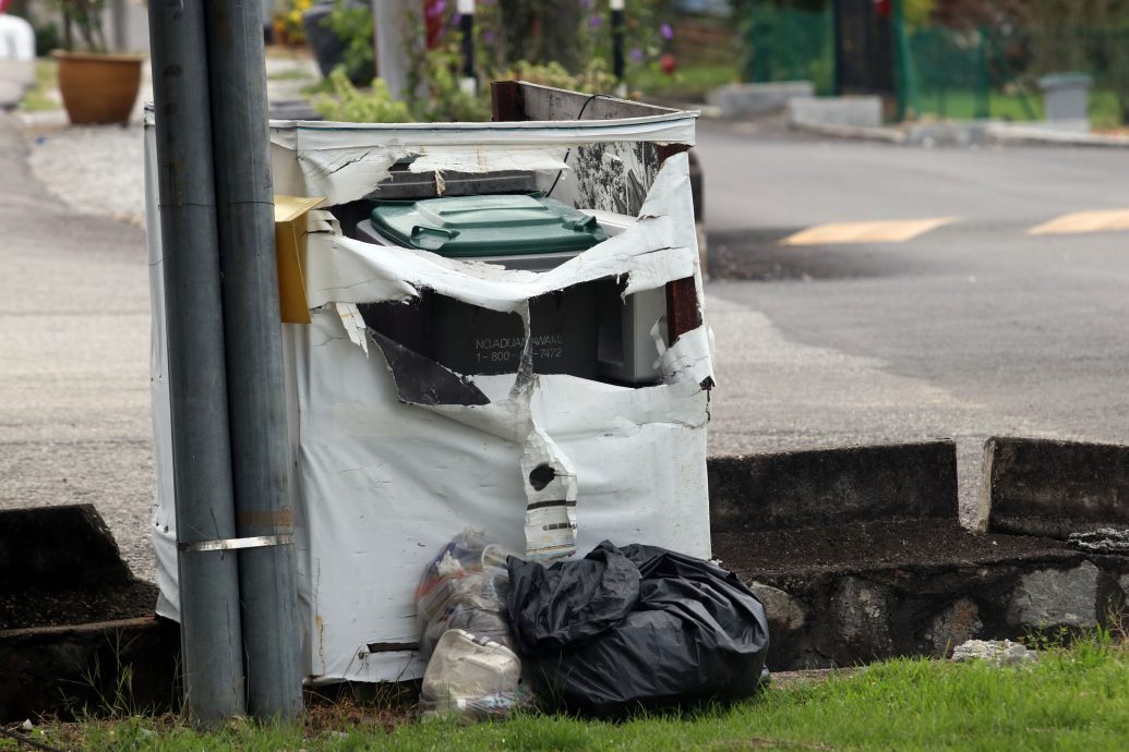 NS主文/遍地垃圾 惟垃圾桶空荡荡,万茂新村村长:看好好扔!