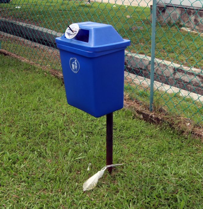 NS主文/遍地垃圾 惟垃圾桶空荡荡,万茂新村村长:看好好扔!