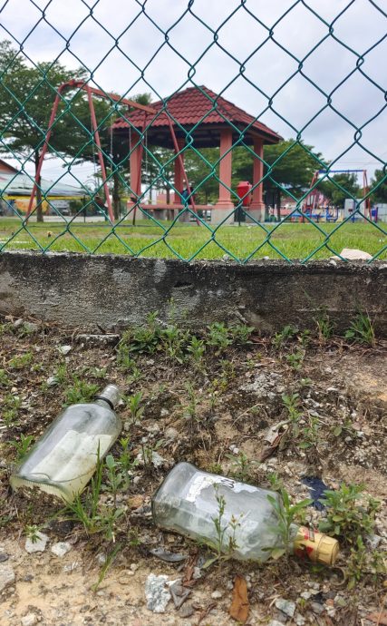 NS主文/遍地垃圾 惟垃圾桶空荡荡,万茂新村村长:看好好扔!